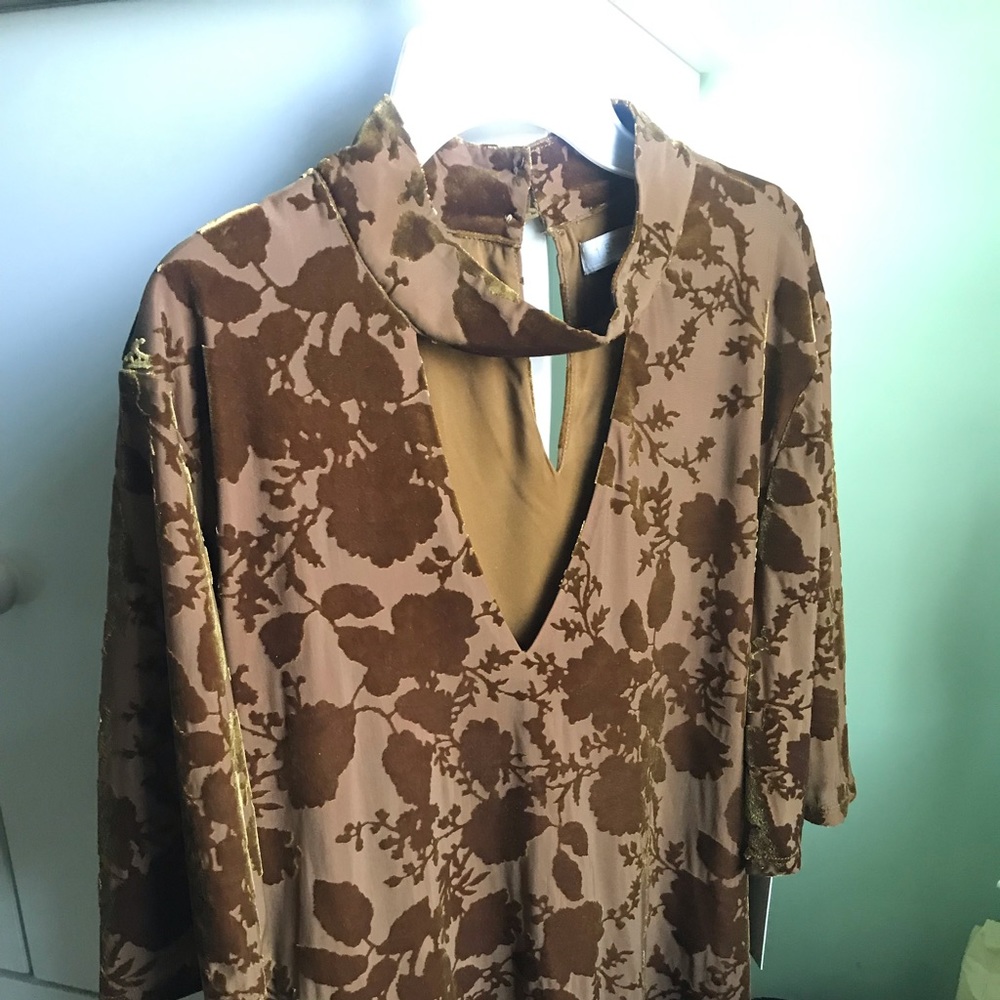 brand new, deep gold, 1. State, key hole top. XL.